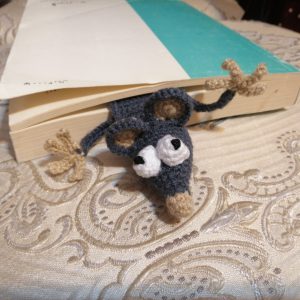 بوکمارک نشانک کتاب عروسک بافتنی موش لای کتاب