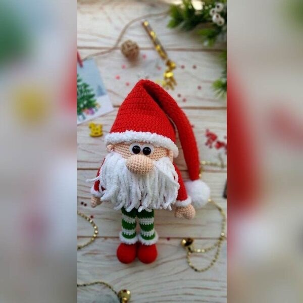 عروسک بافتنی طرح پسر بابانوئل با کلاه قرمز