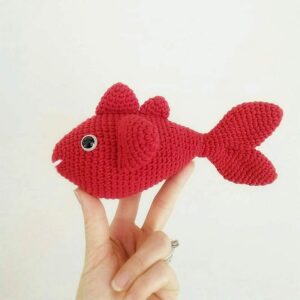 عکس عروسک بافتنی حیوان ماهی کوچولو گل قرمزی