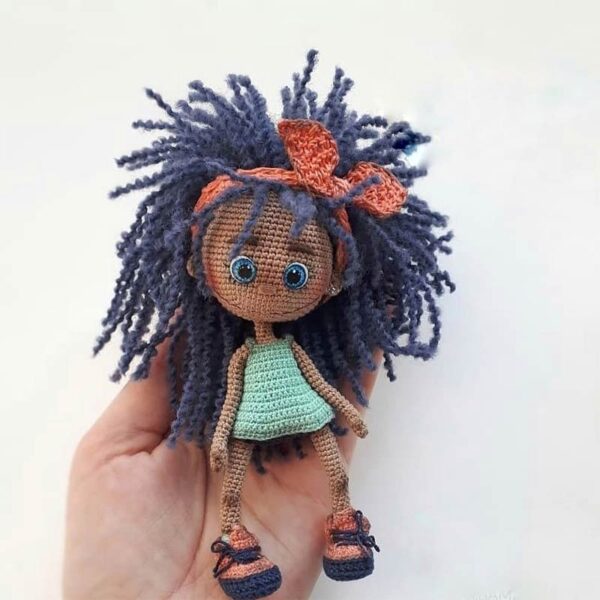 عروسک بافتنی مدل دختر چشم آبی مو فرفری