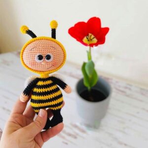 عکس عروسک بافتنی پسر مینی بونی با لباس زنبور